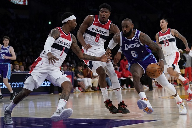 Kyle Kuzma regresa a Crypto.com Arena con la camiseta de los Washington Wizards